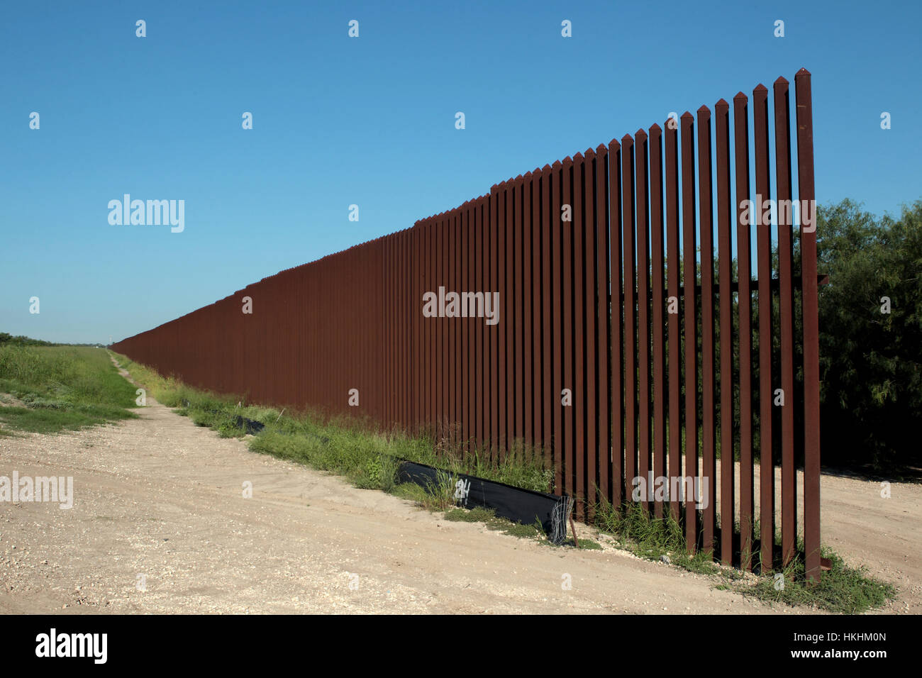 Recinzione di confine lungo la frontiera Texas-Mexico vicino a Brownsville, Texas. Foto Stock
