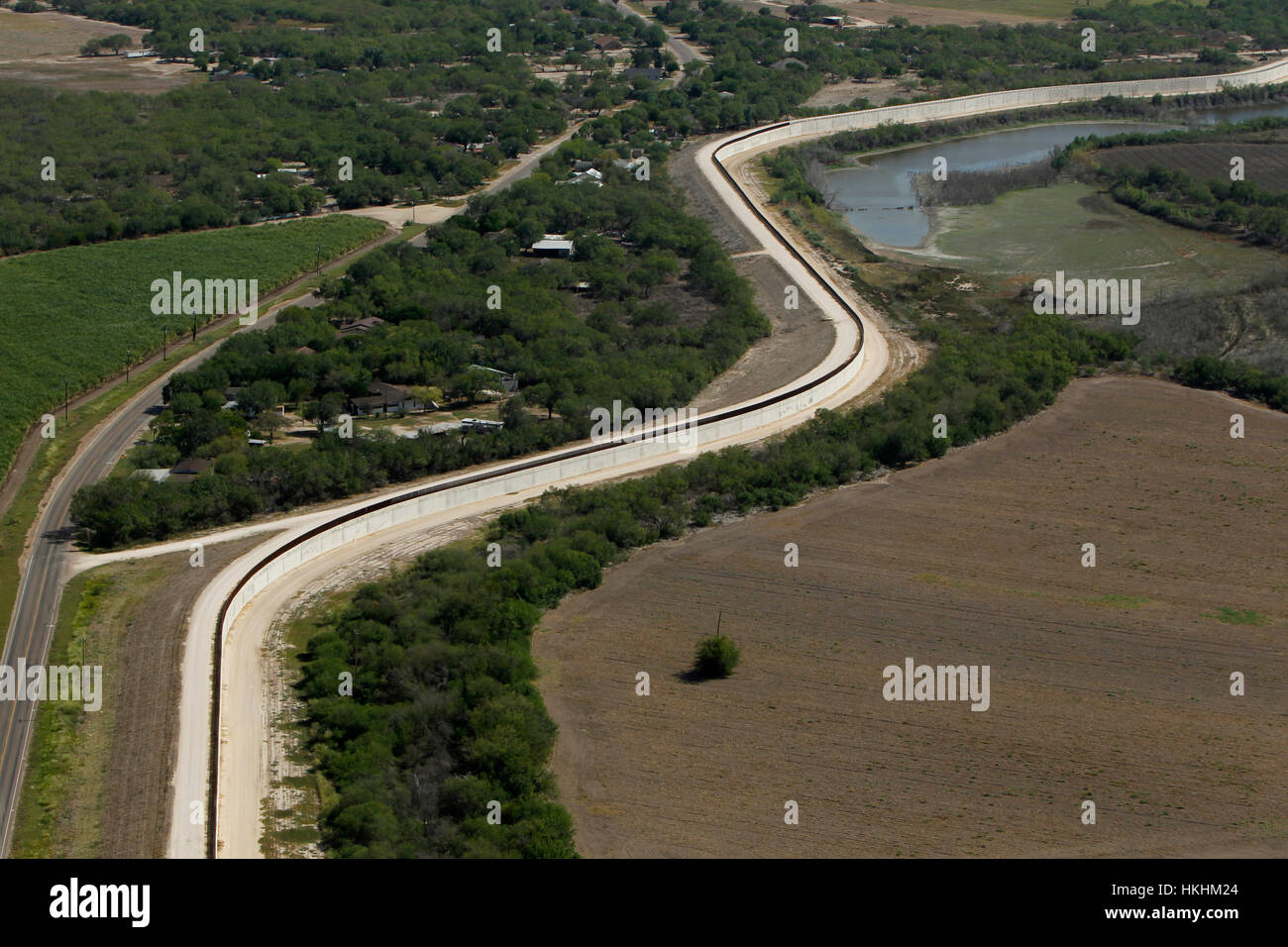 Recinzione di confine lungo la frontiera Texas-Mexico vicino a McAllen, Texas. Foto Stock