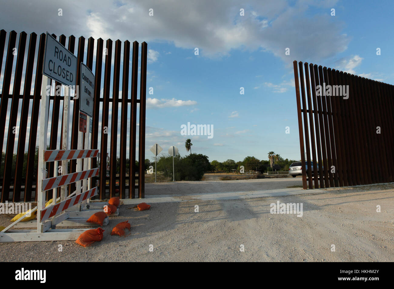 Recinzione di confine lungo la frontiera Texas-Mexico vicino a McAllen, Texas. Foto Stock