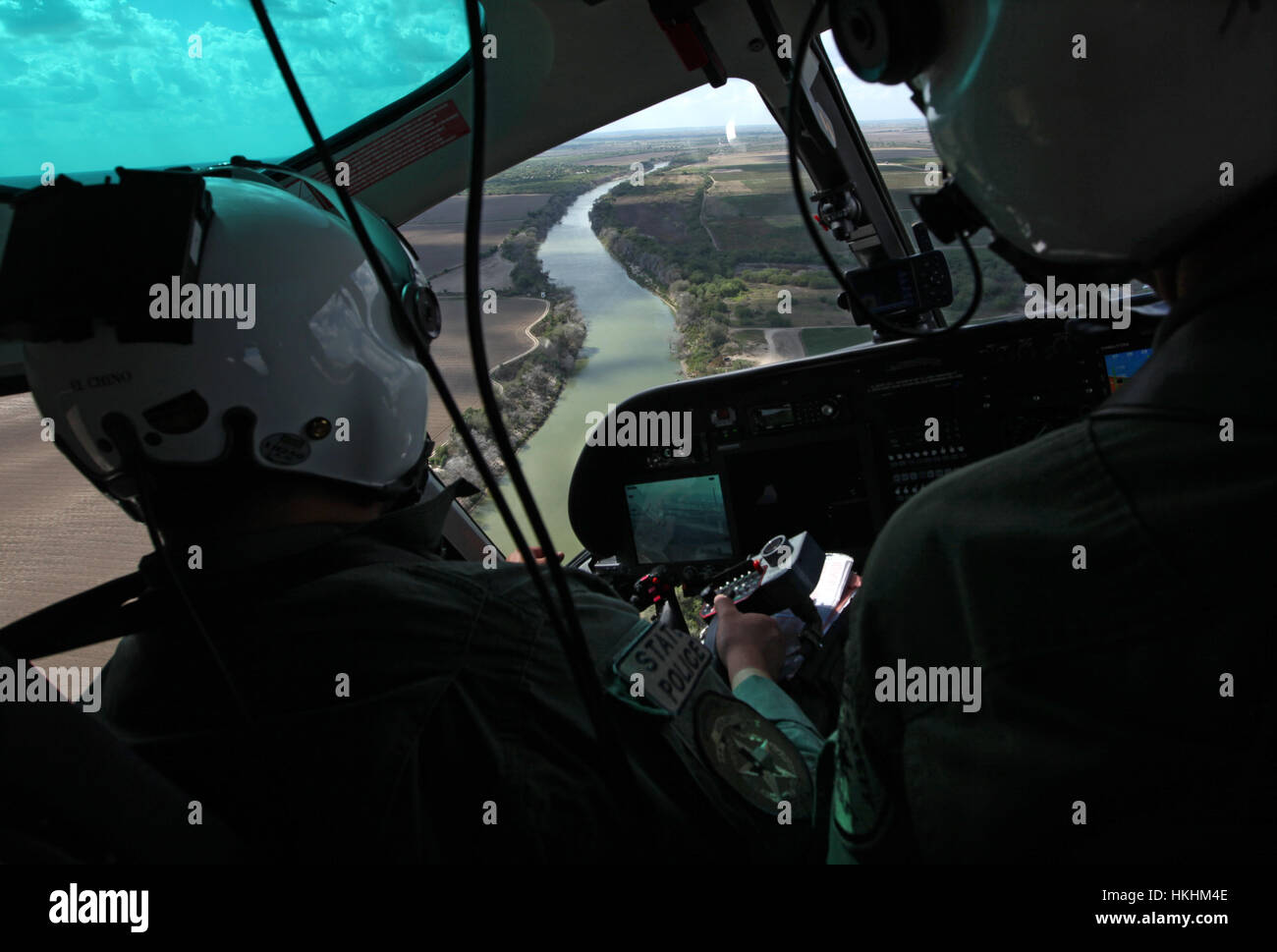 10/13/11 - Texas Dipartimento della Pubblica Sicurezza tenente pilota Johhny Prince II , a destra, vola sopra il fiume Rio Grande mentre DPS volo tattico Officer Mi Foto Stock