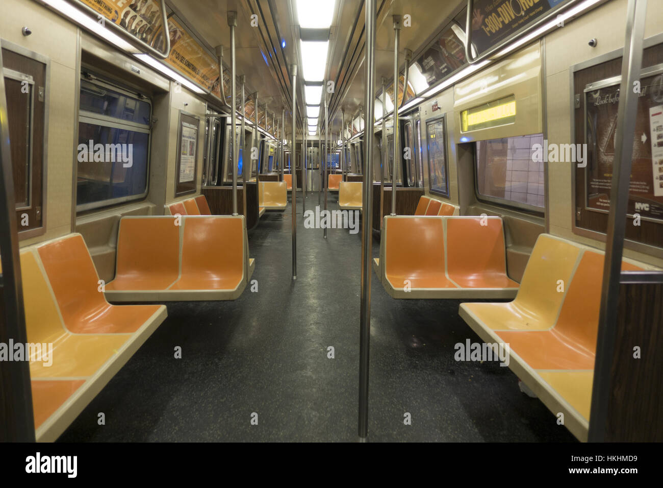 Vuoto F Treno auto della metropolitana di New York City. Foto Stock