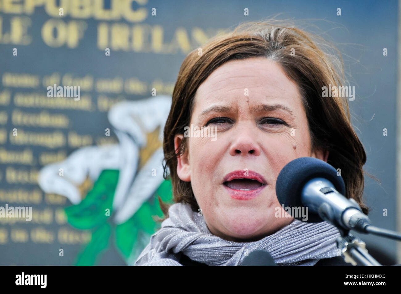 Sinn Fein Vice Presidente, Mary Lou McDonald dà un indirizzo presso la contea di Antrim Stampa repubblicana, Belfast, Irlanda del Nord. Foto Stock