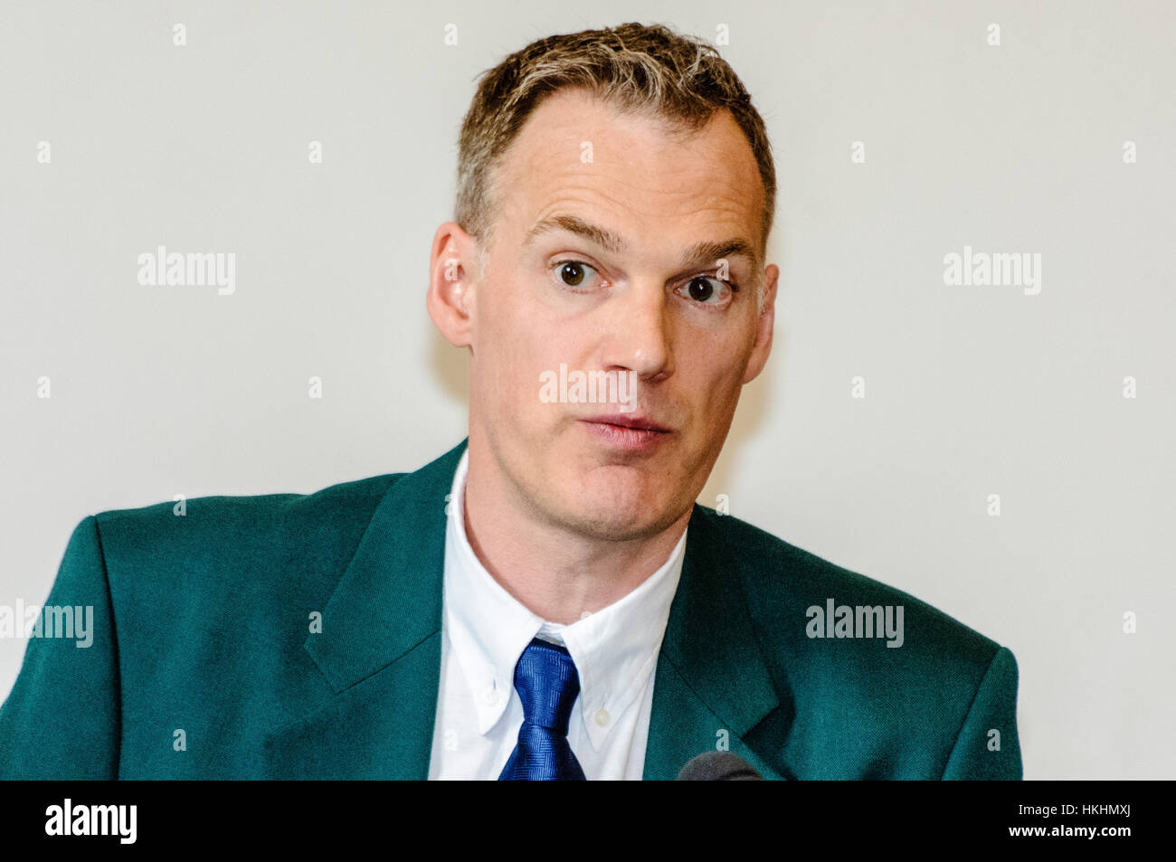 Belfast, Irlanda del Nord, 23 Luglio 2013 - John Tully, Chief Executive del WPFG parla all'avvio di media player Foto Stock