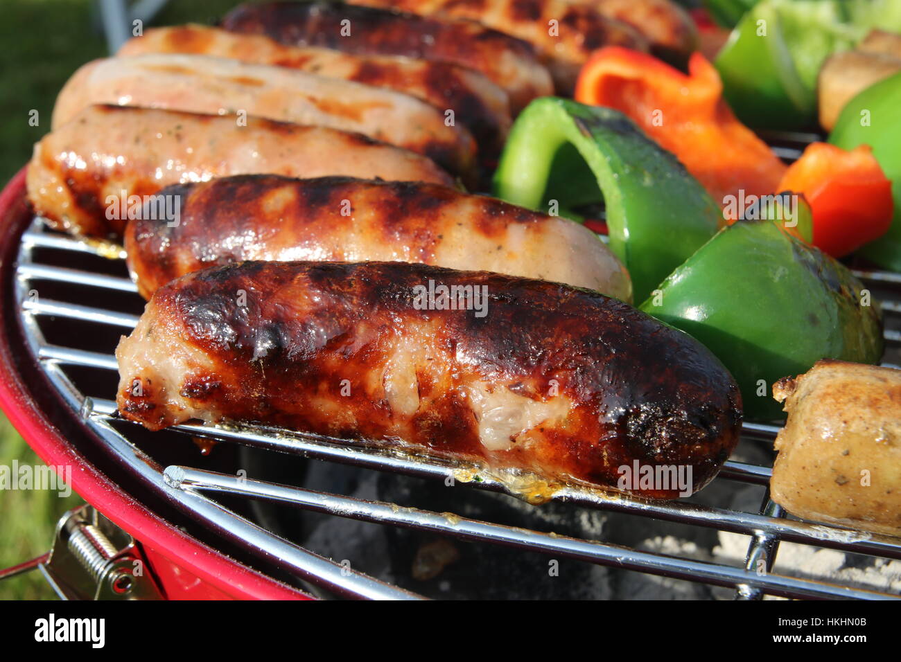 Salsicce e peperoni con BBQ Foto Stock