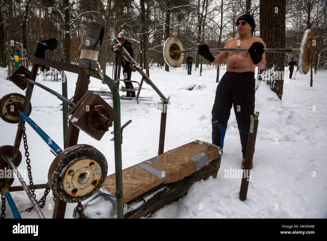 Un uomo di treni all'aperto Palestra fatti a mano in Timiryazevsky Park a Mosca, Russia Foto Stock