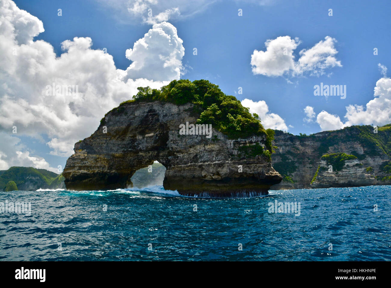 Un bel paesaggio di un arco di roccia nei pressi di una vicina isola di Bali. NUSA PENIDA Foto Stock