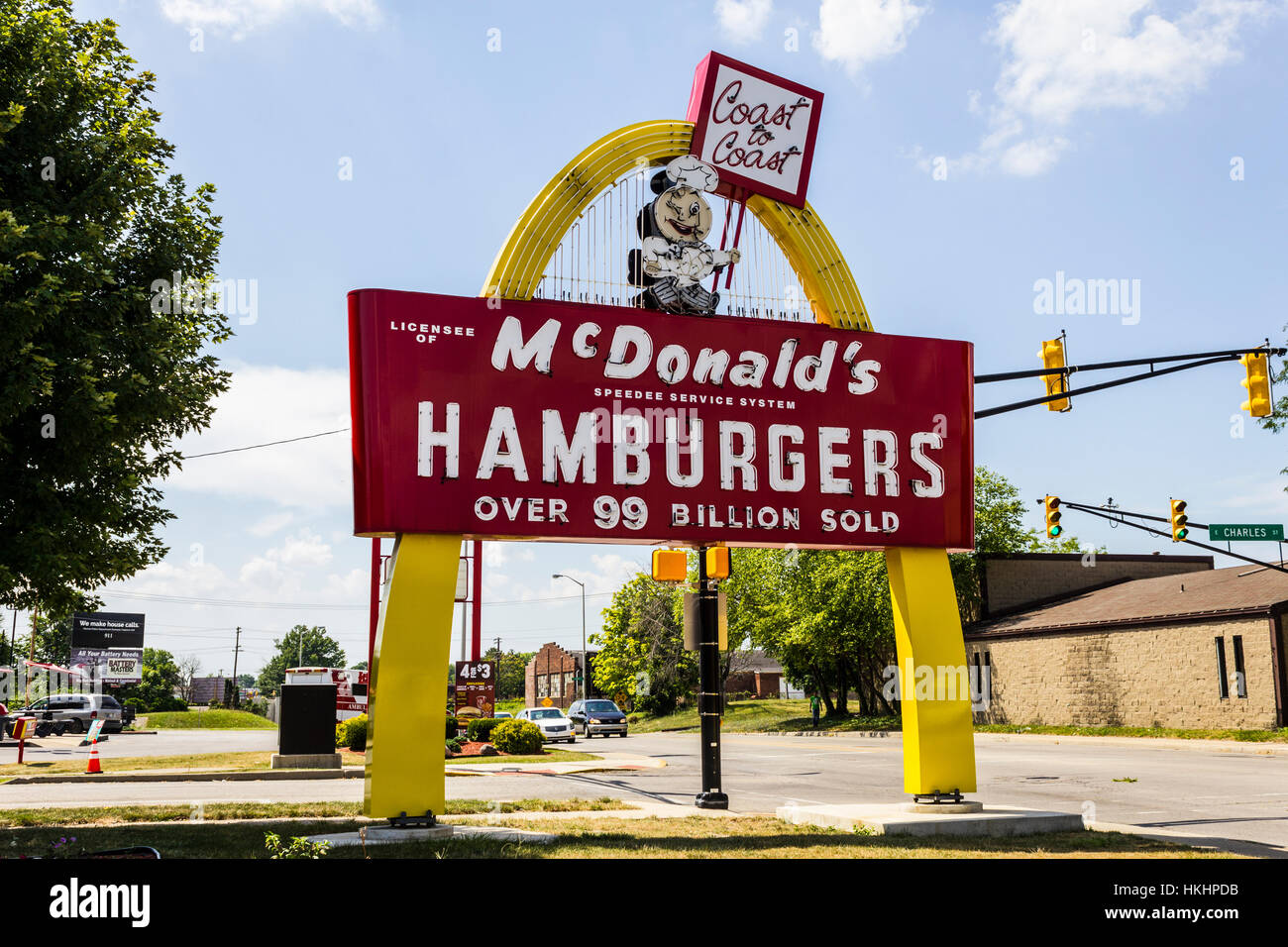 Muncie - Circa Agosto 2016: Legacy hamburger di McDonald's Sign con Speedee. Questo segno è stato installato nel 1956 e restaurata nel 2013 V Foto Stock