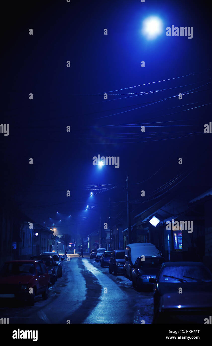 Scene all'aperto di strade buie durante la notte, durante la stagione invernale. Momenti di traffico di una piccola città dei Balcani. Foto Stock