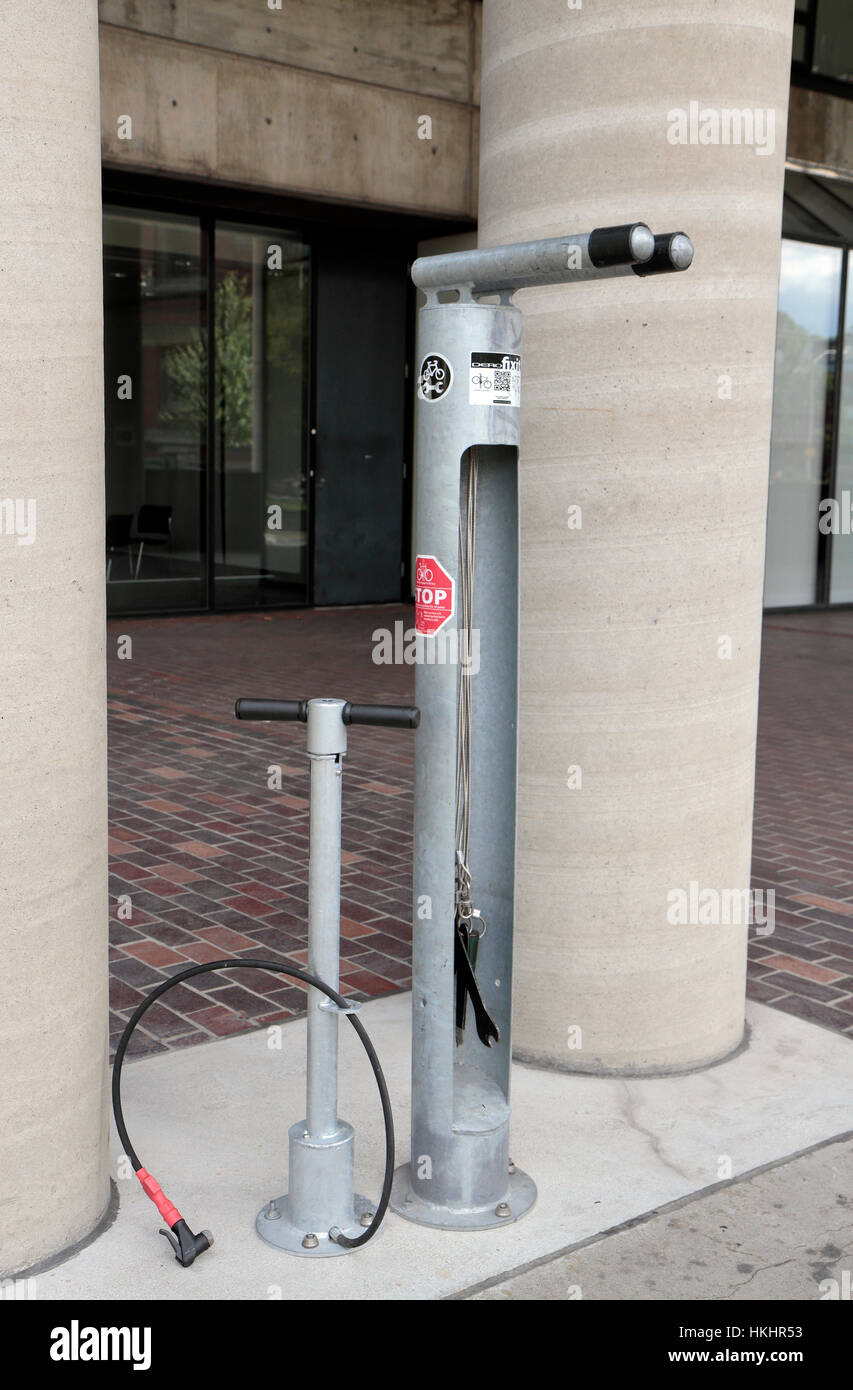 Riparazione di biciclette alla stazione con strumenti e pompa del ciclo, Harvard University di Boston e Cambridge, MA, Stati Uniti. Foto Stock