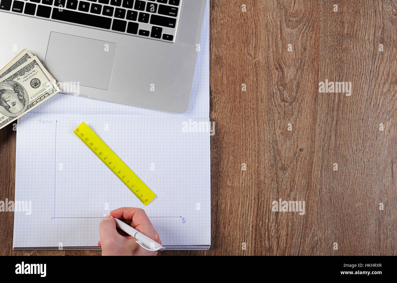 Finanza aziendale pianificazione sui notebook con grafico schema di pianificazione di dollari denaro sul computer portatile sul tavolo di legno Foto Stock