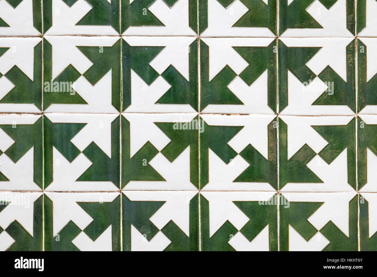 Un pattern di riempimento del telaio realizzato in verde e bianco piastrelle portugueses Foto Stock