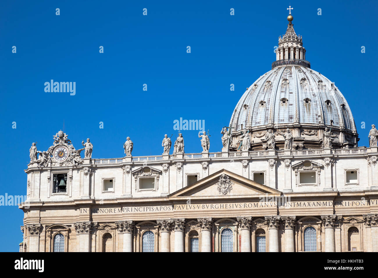 Una vista dell'esterno della Basilica di San Pietro in una soleggiata giornata estiva in Italia a Roma. Foto Stock