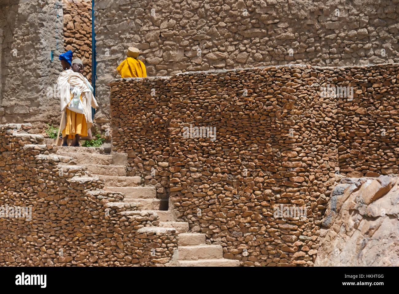 Donna sulla scalinata della casa tradizionale, Aksum, Etiopia Foto Stock