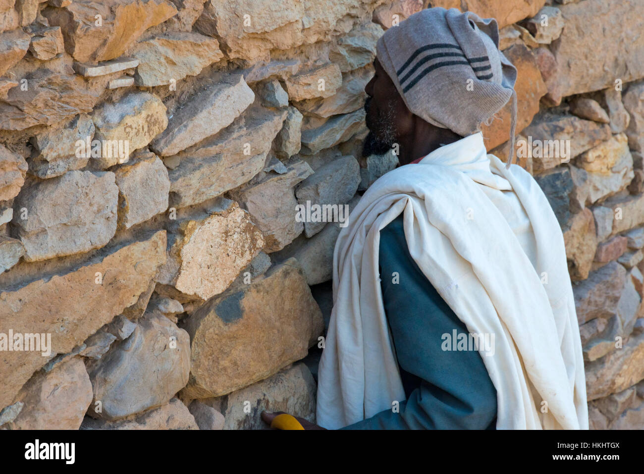 Pellegrino al Grande Tempio di Yeha, Etiopia Foto Stock