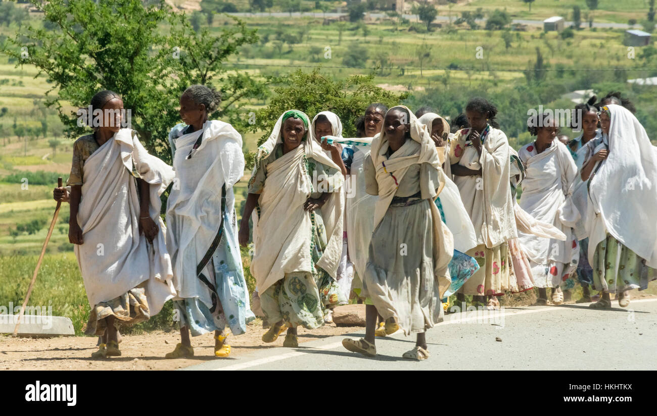 Le donne a piedi lungo la strada, Tigray, Etiopia Foto Stock