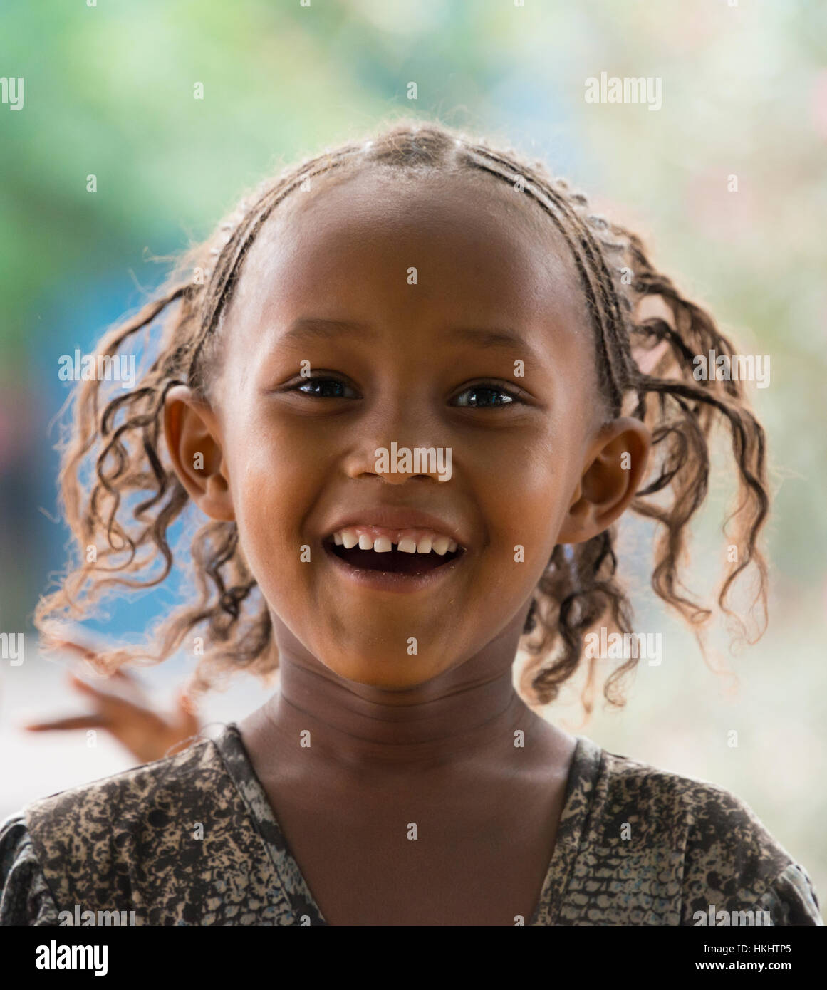 Ragazza giovane con capelli intrecciati, Mekele, Etiopia Foto Stock