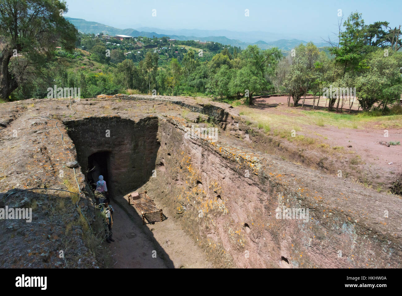 Pellegrini a uno di roccia scavate chiese di Lalibela (Patrimonio Mondiale dell'UNESCO), Etiopia Foto Stock