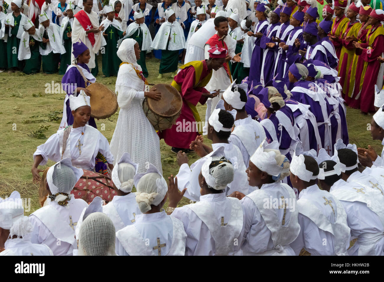 Pellegrini celebrando Meskel Festival, Lalibela, Etiopia Foto Stock
