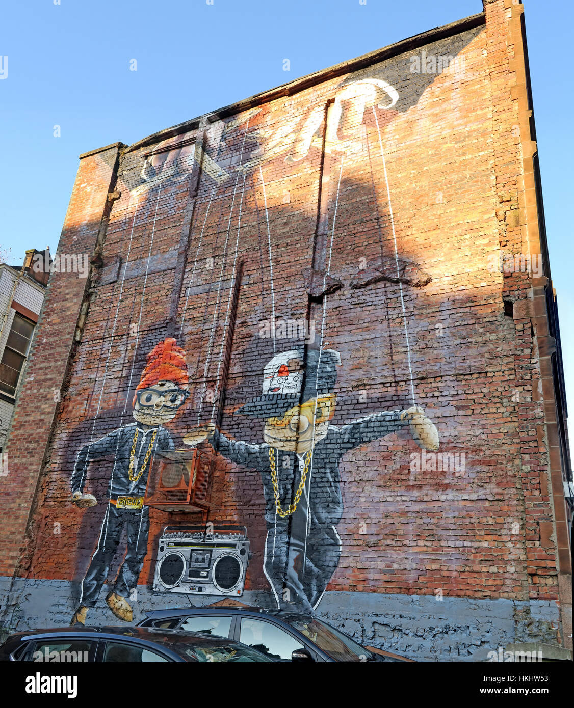 Arte su un muro di coda nel centro di Glasgow, raffigurante due burattini che ballano con la musica, Scozia, Regno Unito, G1 Foto Stock