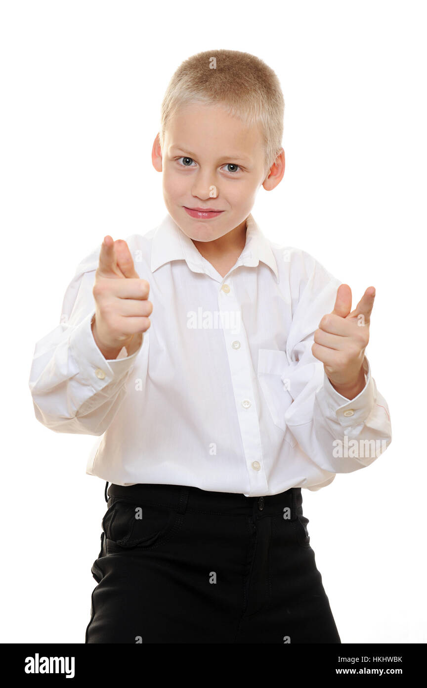 Kid ragazzo su una camicia bianca con pistole di dito su bianco Foto Stock