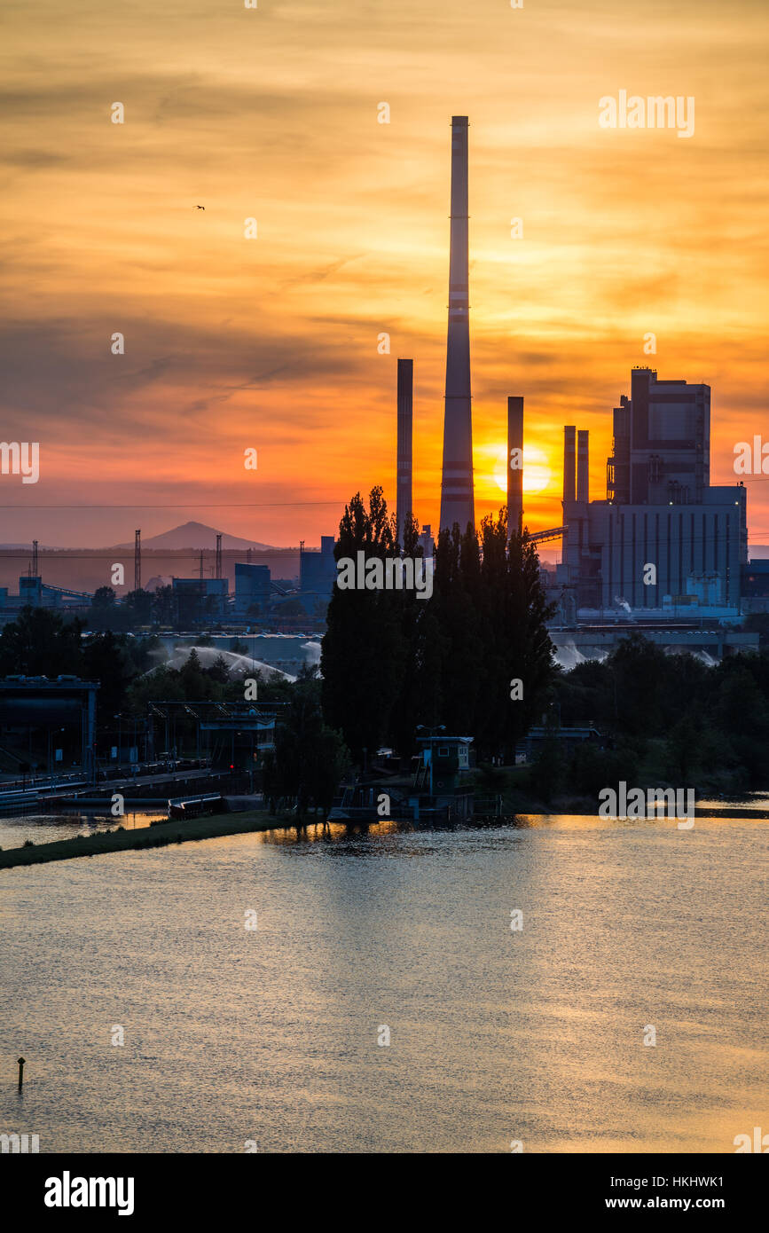 Thermal centrali a carbone vegetale al tramonto con il fiume Elba, Melnik, Central Bohemia Repubblica Ceca, Europa Foto Stock