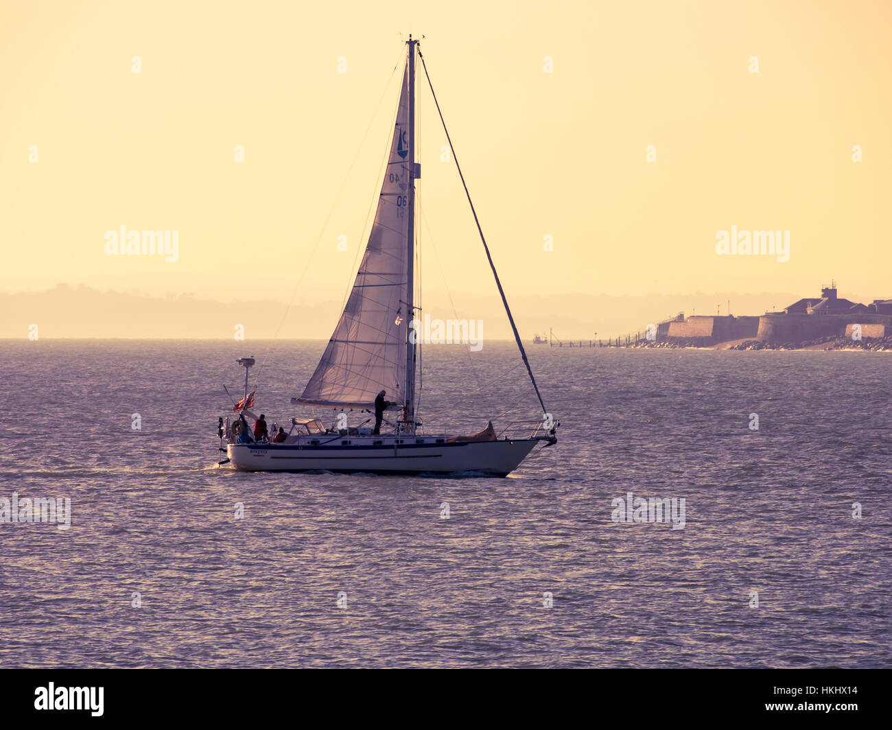 Una barca a vela al tramonto nel Solent, Inghilterra Foto Stock
