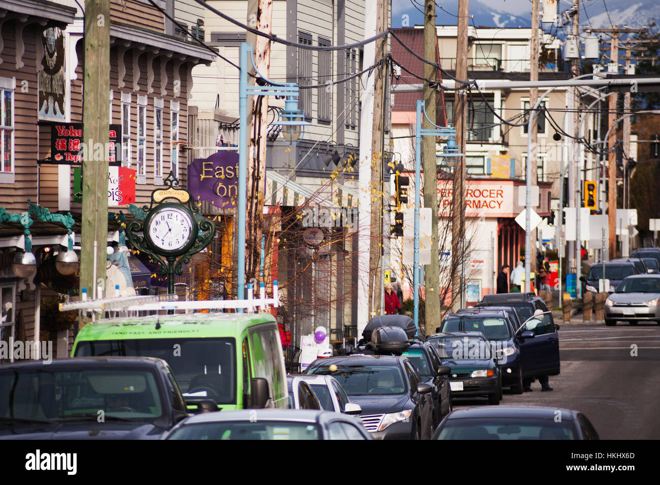 I veicoli e il centro cittadino di Steveston, BC, Canada Foto Stock