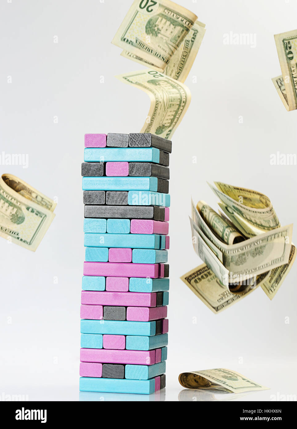 Jenga gioco con denaro dollaro battenti Foto Stock