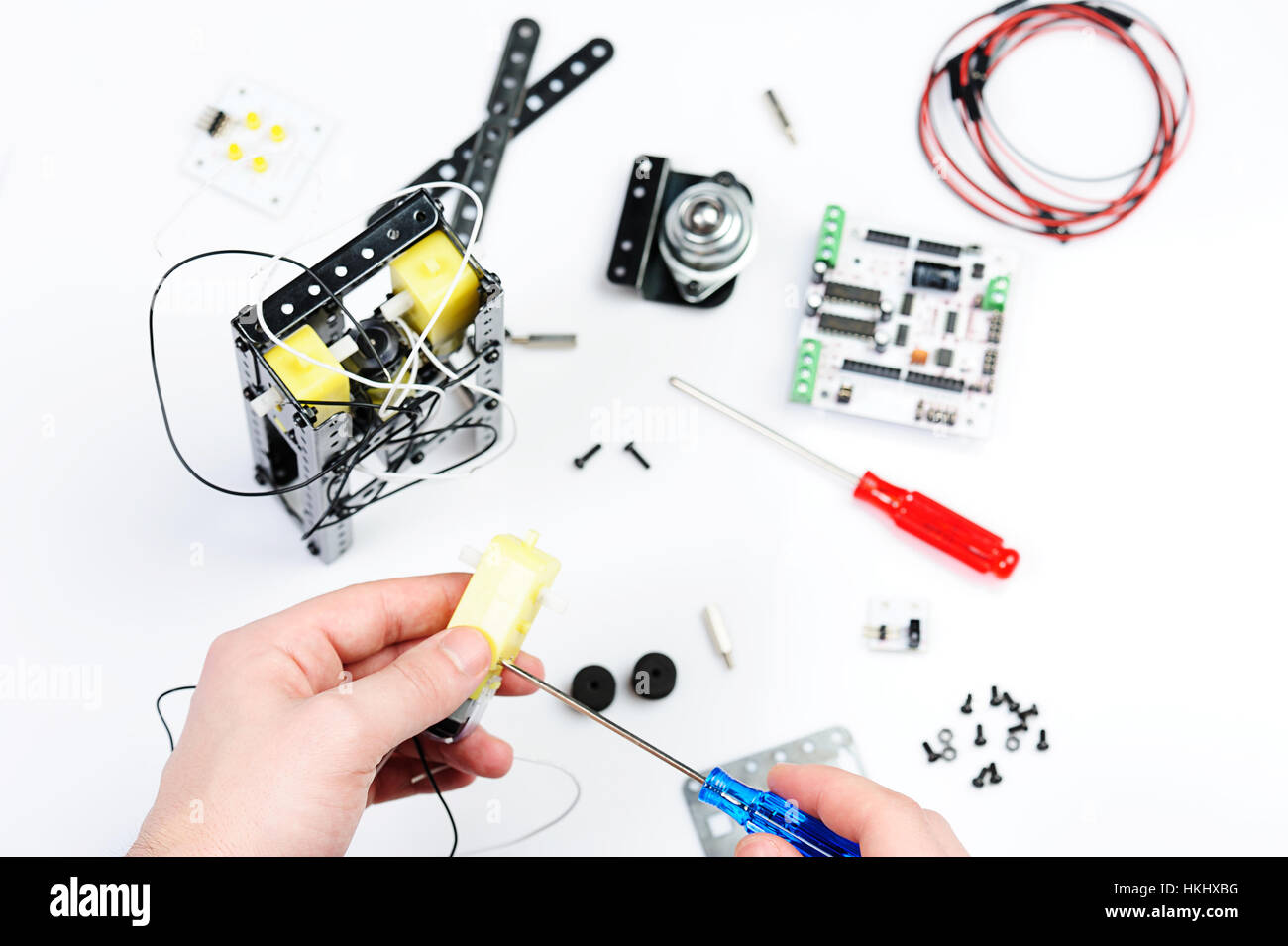 Assemblare il robot giocattolo isolati su sfondo bianco Foto Stock
