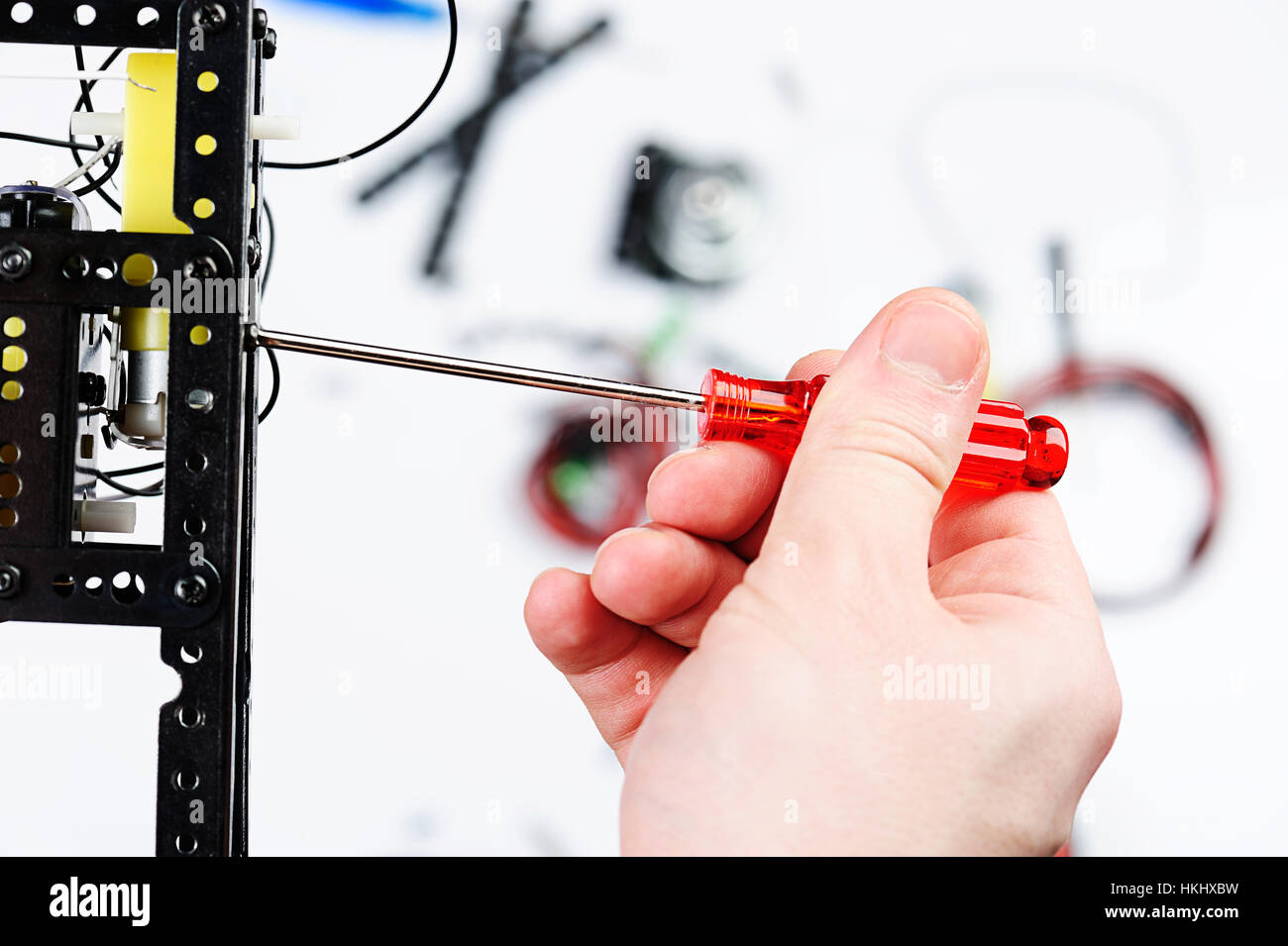 Robotics assemblare con la vite sul dettaglio sullo sfondo Foto Stock