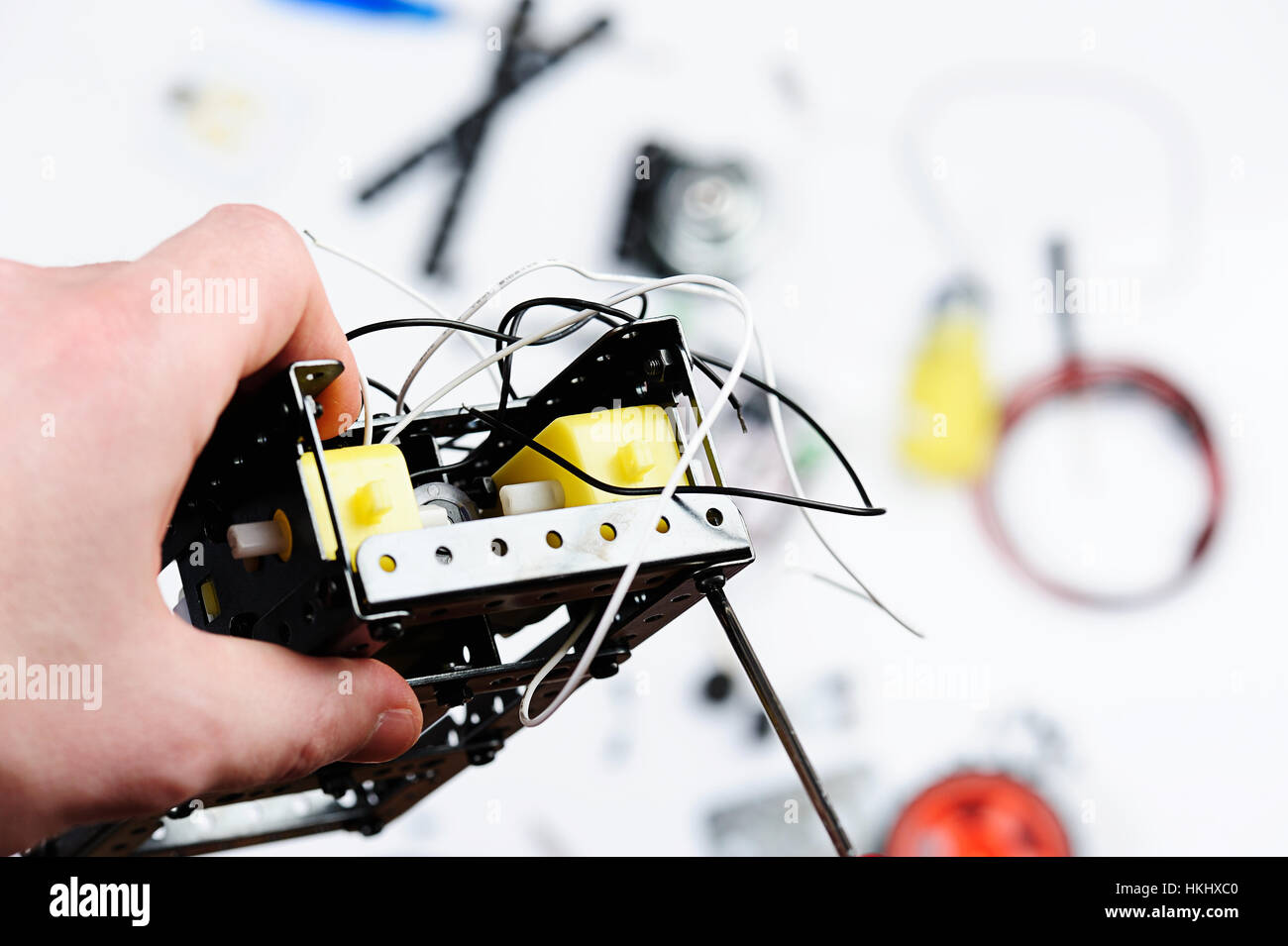 Avvitare le parti elettroniche insieme close up Foto Stock