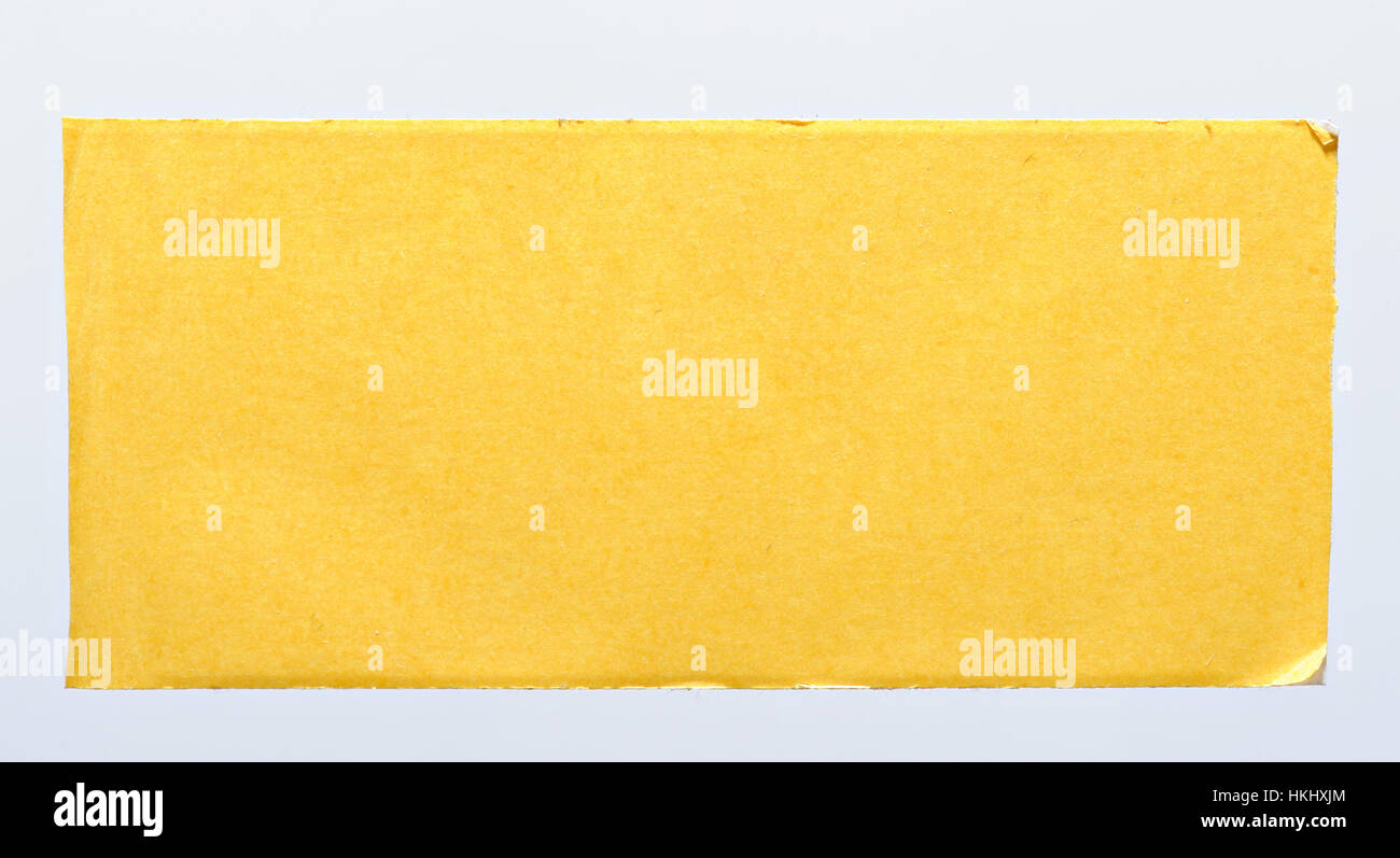 Lato doppio nastro giallo pezzo isolato su sfondo bianco Foto Stock