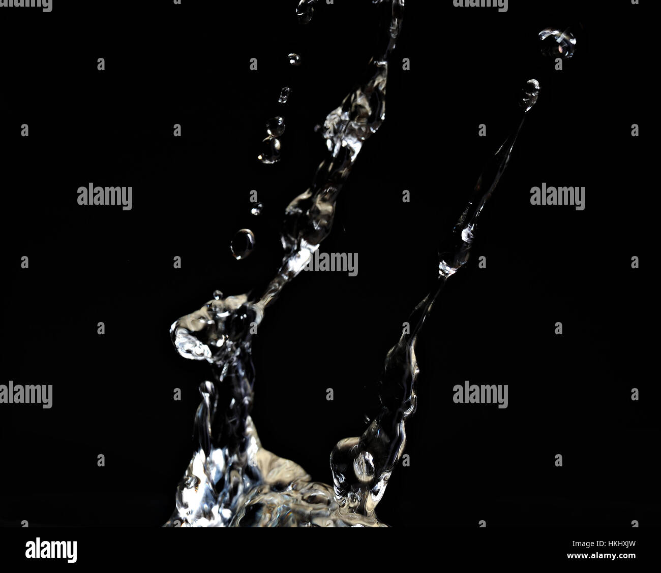 Forma dell'acqua splash isolati su sfondo nero Foto Stock