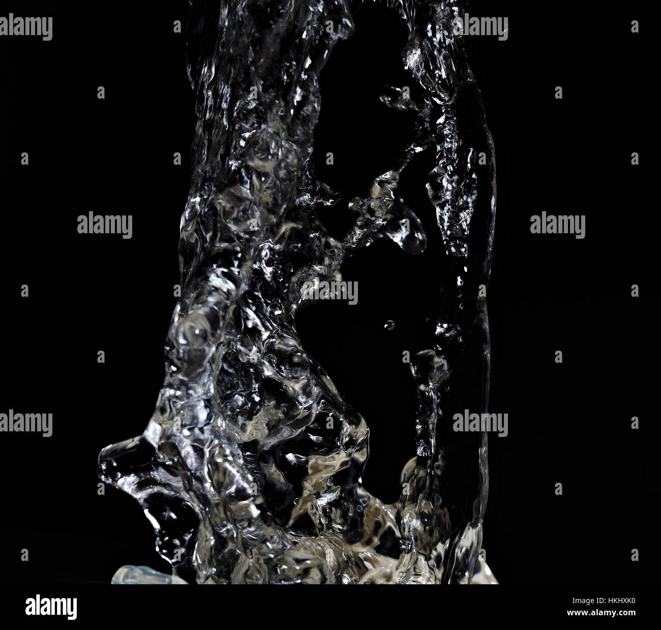 Congelati schizzi d'acqua isolati su sfondo nero Foto Stock