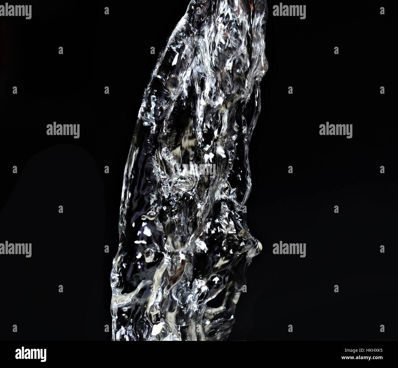 Acqua Splash close up isolati su sfondo nero Foto Stock