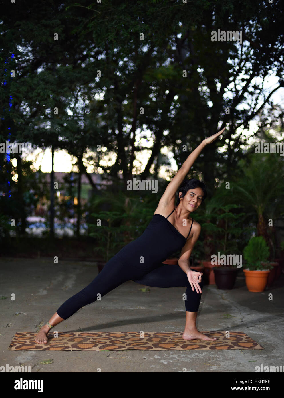 Latino la ragazza facendo mattina yoga in giardino Foto Stock