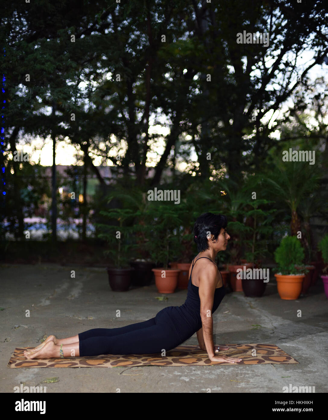 Latino la ragazza facendo yoga nella mattina in giardino Foto Stock