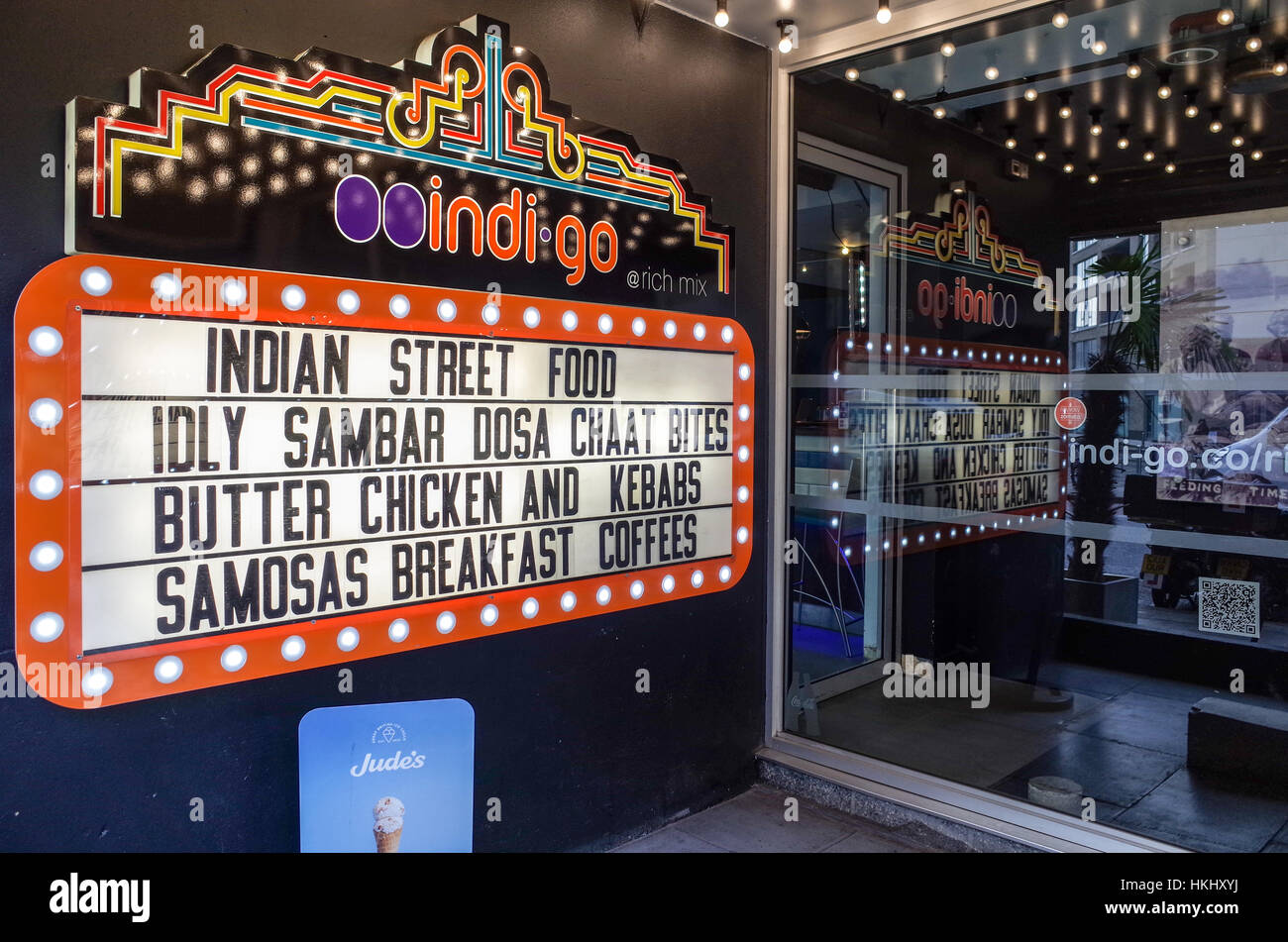 Ingresso segno per il ristorante Indi-Go in Shoreditch East London Foto Stock