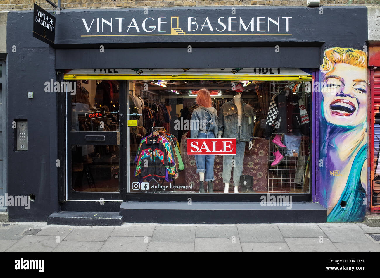 Vintage negozio di abbigliamento Brick Lane - seminterrato Vintage negozio di abbigliamento in Brick Lane East London Foto Stock