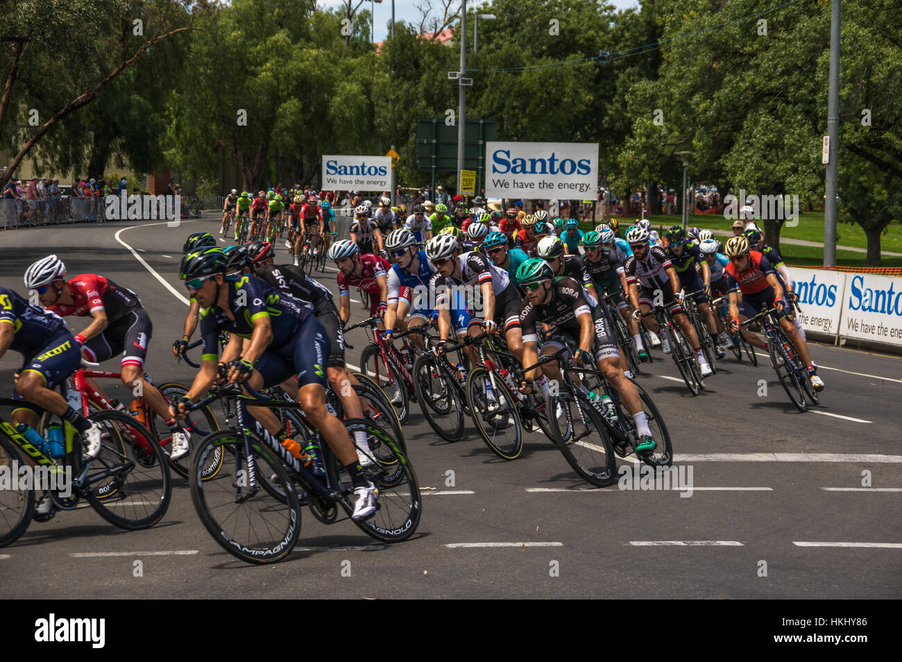 L'ultima tappa del Tour Down Under gare intorno al circuito di strada del centro di Adelaide Foto Stock