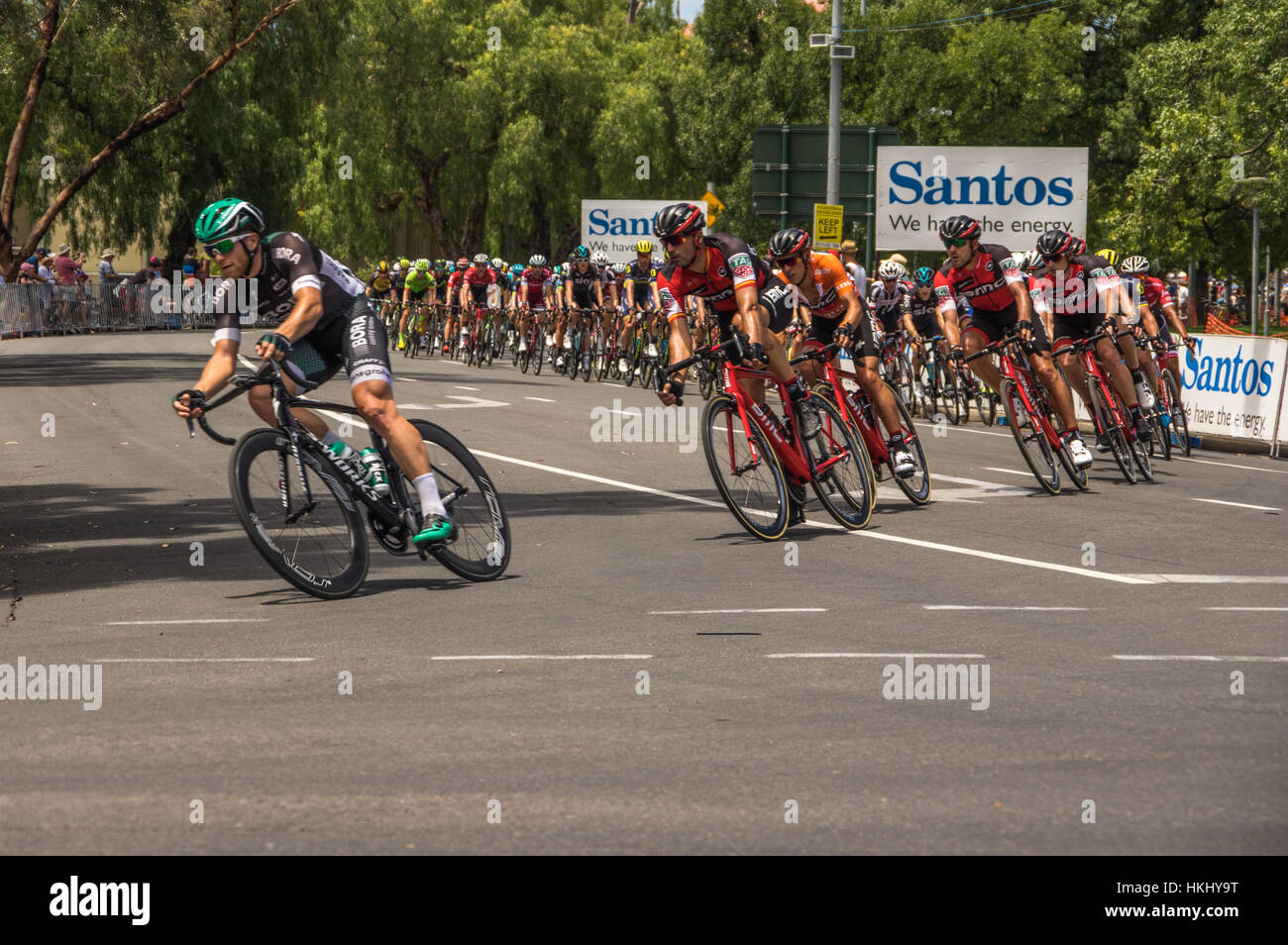 L'ultima tappa del Tour Down Under gare intorno al circuito di strada del centro di Adelaide Foto Stock