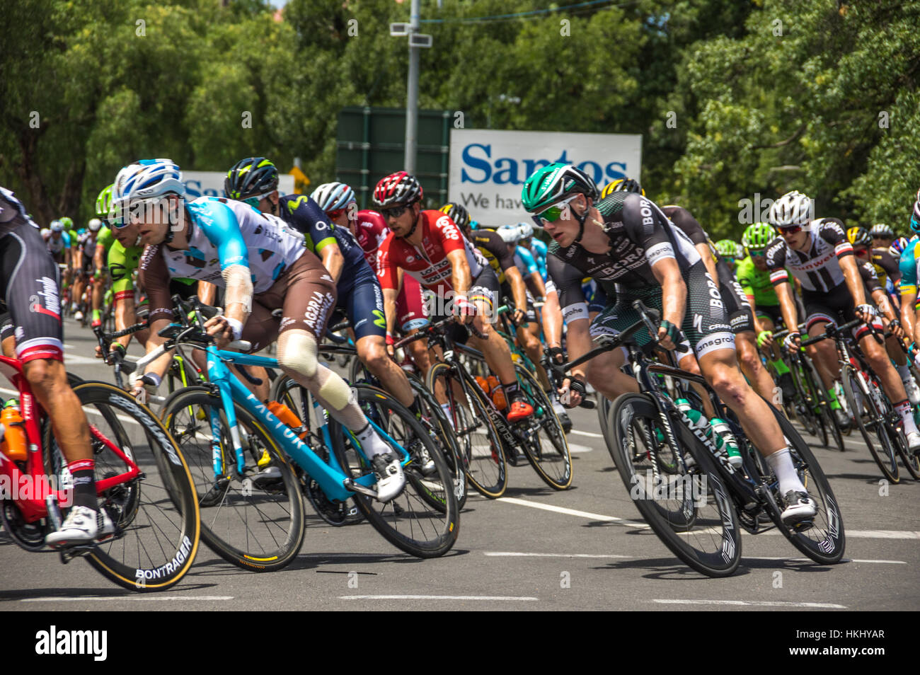 L'ultima tappa del Tour Down Under gare intorno al circuito di strada del centro di Adelaide Foto Stock