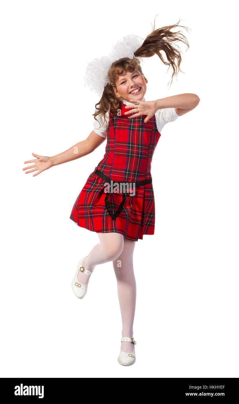 Poco felice schoolgirl sta ballando in abito rosso su sfondo bianco. Foto Stock