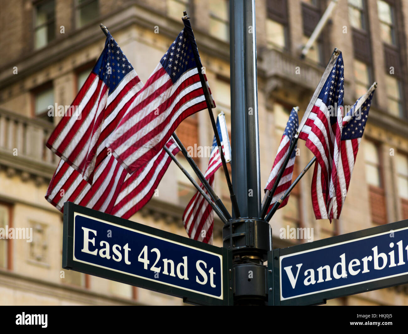 Bandierine americane su un palo sopra le indicazioni stradali all'incrocio di East 42th Street e Vanderbilt Foto Stock