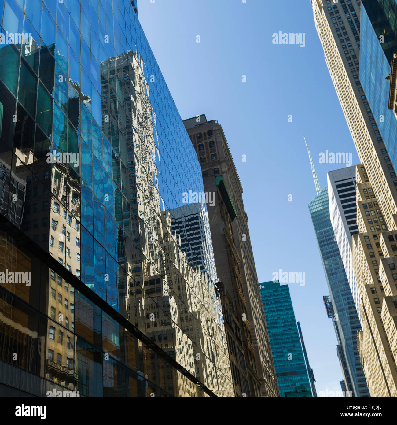 La facciata di vetro di un grattacielo che riflettono gli altri grattacieli; la città di New York, New York, Stati Uniti d'America Foto Stock