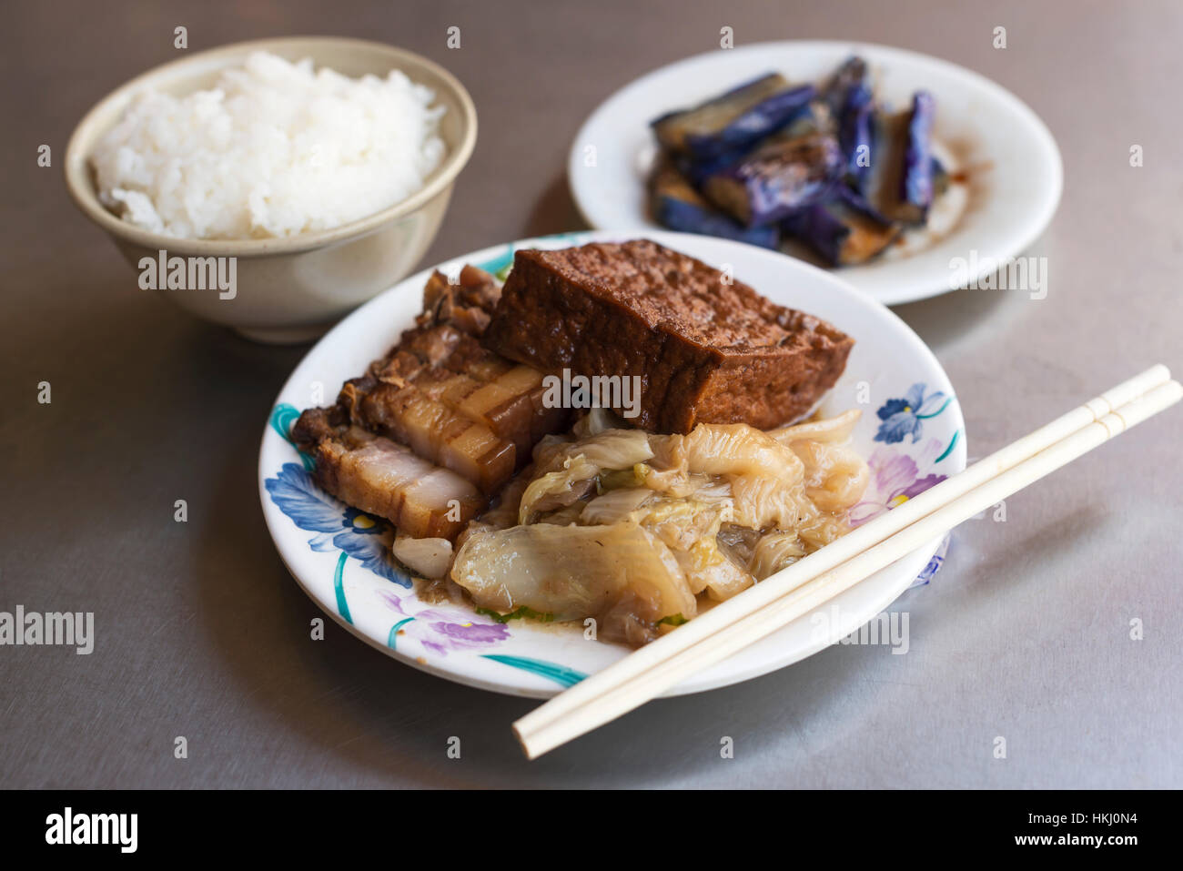 Cibo locale nelle Waiao, Yilan paese, cavolo, melanzana, tofu, carne di maiale e riso; Taiwan, Cina Foto Stock