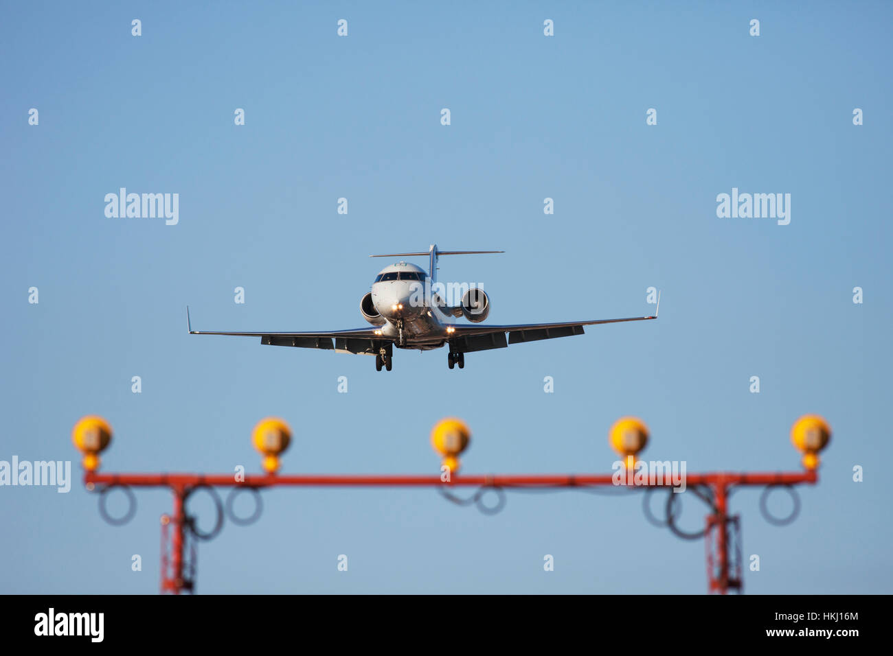 Un bireattore regionale CRJ-100 sull approccio alla Lester B. Pearson International Airport, Mississauga, Ontario, Canada Foto Stock