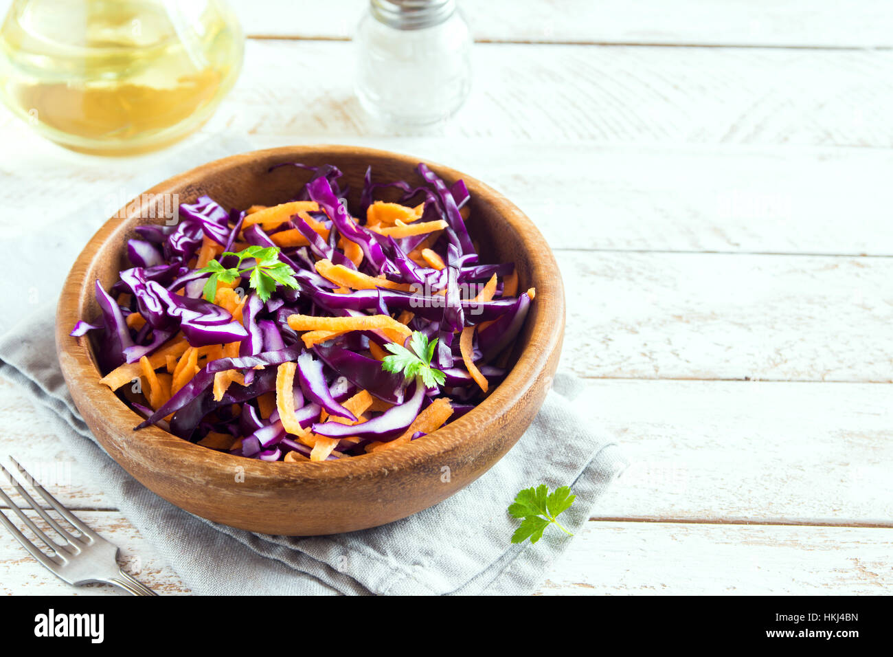 Cavolo rosso Coleslaw con Insalata di carote e verdi - dieta sana, disintossicazione, Vegana Vegetariana, vegetale Insalata primaverile, copia spazio per il testo Foto Stock