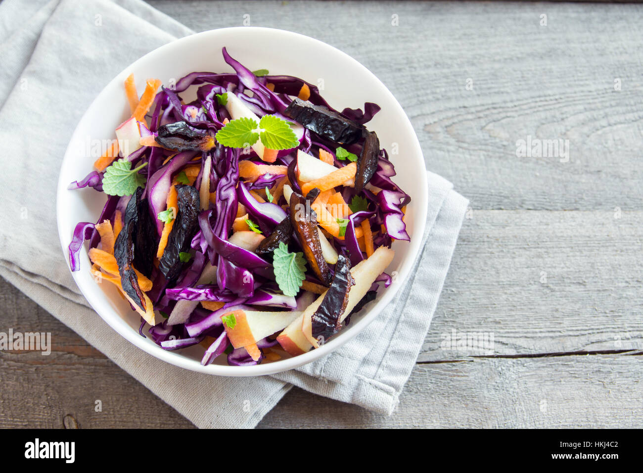 Cavolo rosso Coleslaw con Insalata di carote, mele e prugne - dieta sana, disintossicazione, Vegana Vegetariana, vegetale Insalata primaverile Foto Stock