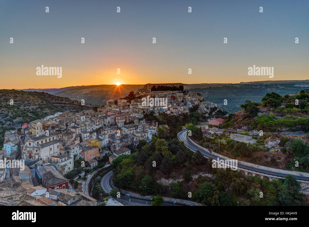 Il sole sorge su Ragusa Ibla in Sicilia, Italia Foto Stock